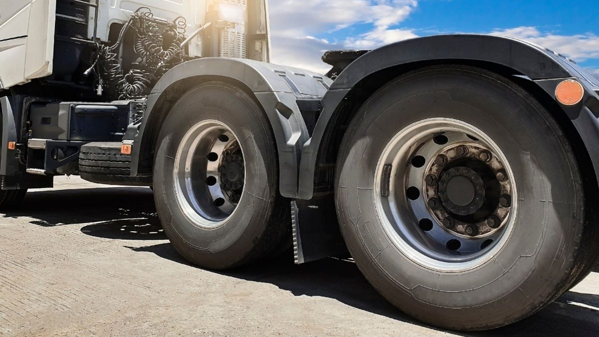 how long do semi truck tires last
